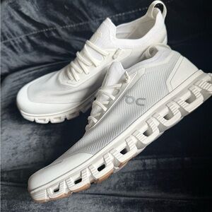 On Cloud 6 Versa Size W/ size 9.5 Color: White/ White